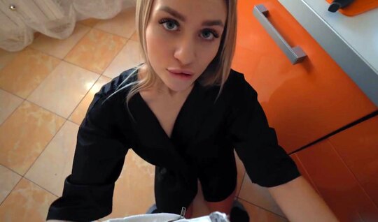 Студент с утра насладился киской русской соседки на кухне...