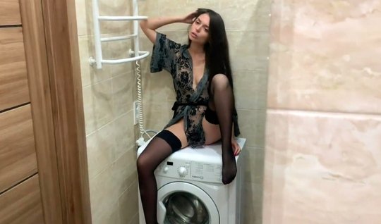 Брюнетка в ванной комнате позволяет парню снимать домашнее порно...