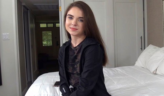 Молоденькая девушка пришла на кастинг и трахается на камеру с агентом...
